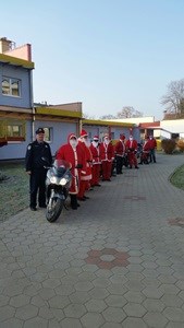 Slika PU_VS/Akcije/Prevencija/predavanja/moto djed mrazovi/motoristi djed mrazovi.jpg